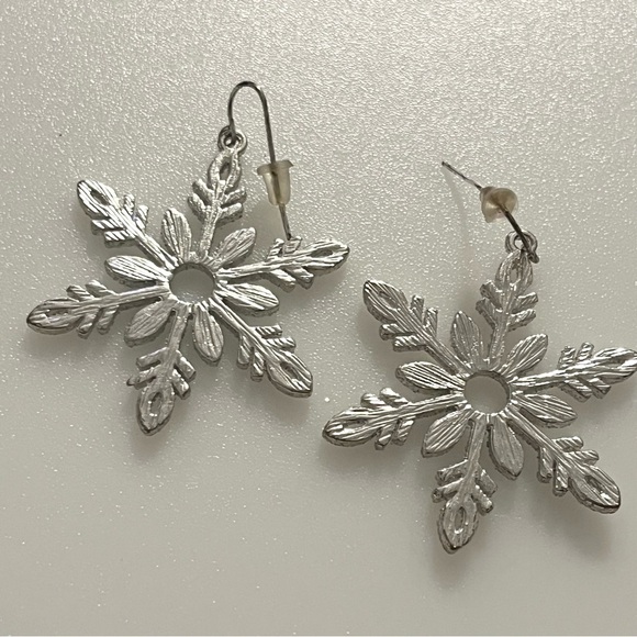 Lot of 2 Christmas Tree and Snowflake Dangle Rhinestone Earrings - Picture 4 of 15